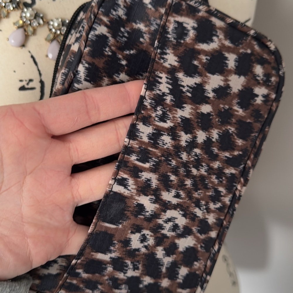 Old Navy-Cheetah Waist Bag - Picture 5 of 7